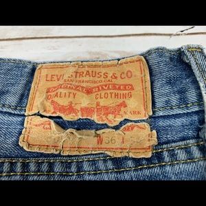 Levi’s 505 36x32 distressed men’s jeans has holes classic straight leg 0503